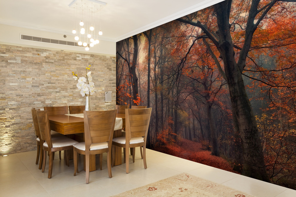 Réalisation d'une salle à manger minimaliste fermée et de taille moyenne avec un mur beige et un sol en vinyl.