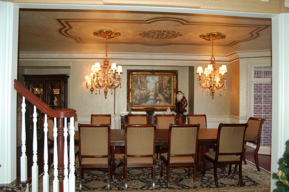 Klassisches Esszimmer mit beiger Wandfarbe und dunklem Holzboden in Detroit