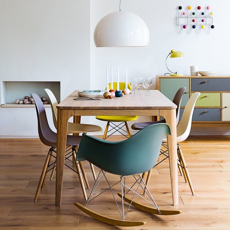 Imagen de comedor moderno con paredes blancas y suelo de madera en tonos medios