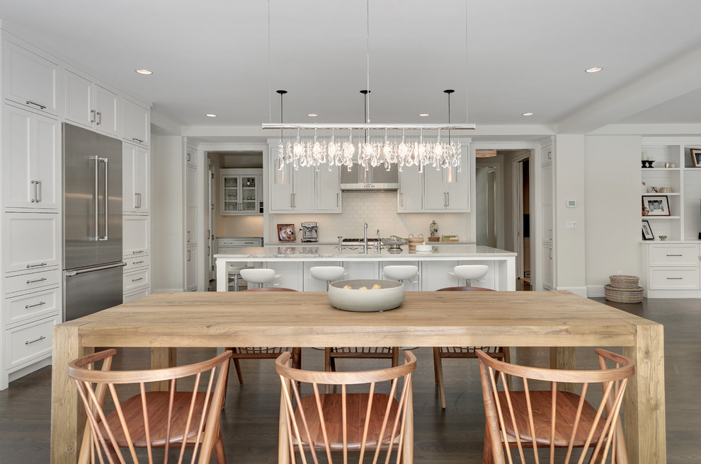 Esempio di una sala da pranzo aperta verso la cucina classica con pareti bianche e pavimento in legno massello medio