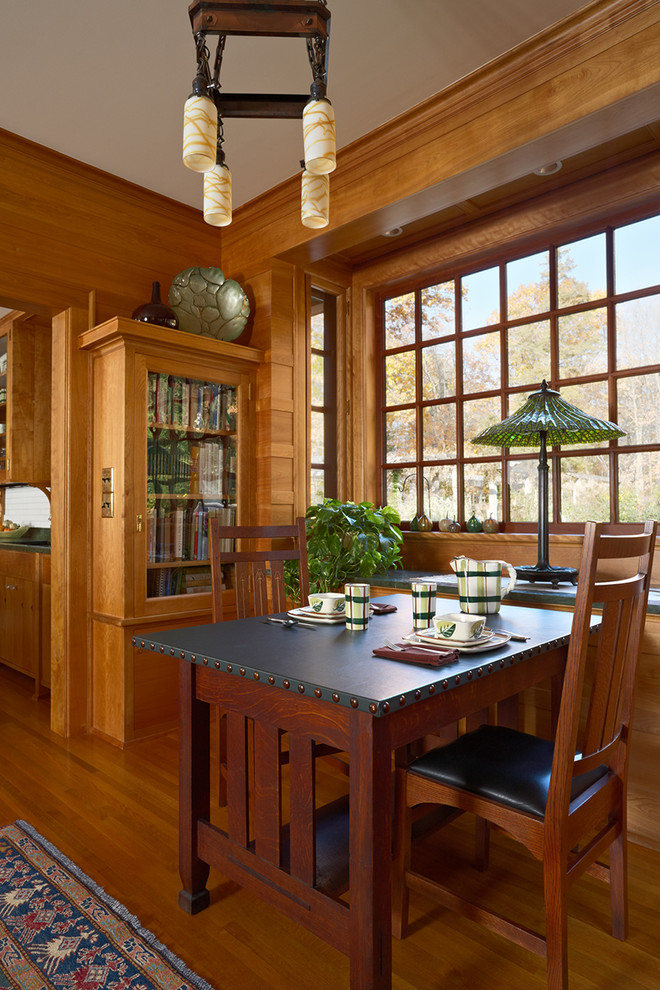 Immagine di una sala da pranzo aperta verso la cucina stile americano con pavimento in legno massello medio