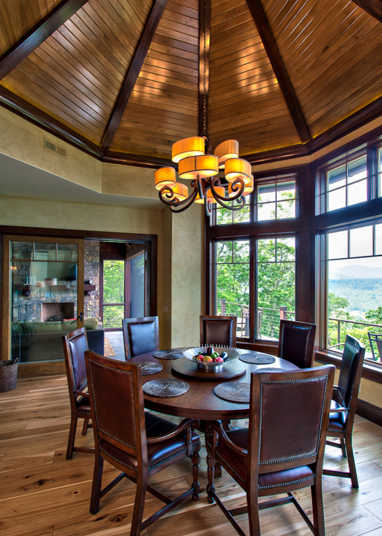 Inspiration pour une grande salle à manger ouverte sur le salon craftsman avec un mur beige, parquet clair, un sol marron et un plafond à caissons.