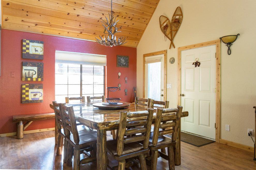 Esempio di una sala da pranzo aperta verso la cucina rustica di medie dimensioni con pavimento in vinile e pareti rosse
