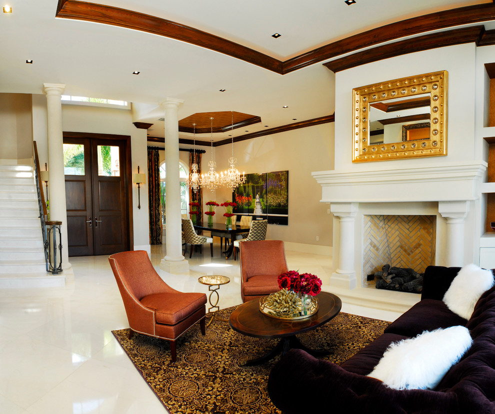 Стильный дизайн: большая гостиная-столовая в современном стиле с серыми стенами, мраморным полом, стандартным камином и фасадом камина из камня - последний тренд