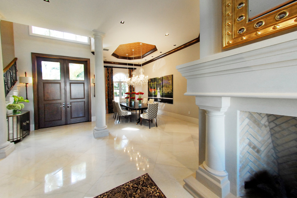 Пример оригинального дизайна: большая гостиная-столовая в современном стиле с серыми стенами, мраморным полом, стандартным камином и фасадом камина из камня