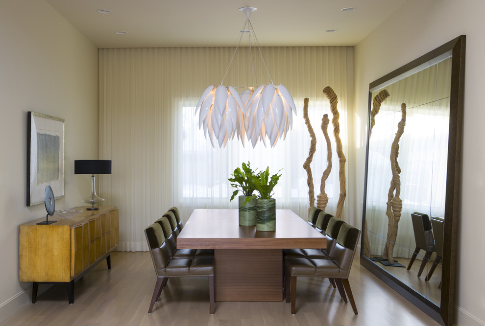 Idee per una sala da pranzo contemporanea con pareti beige e pavimento in legno massello medio