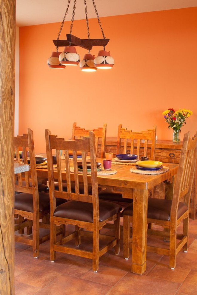 Foto di una sala da pranzo aperta verso la cucina american style con pareti beige e pavimento con piastrelle in ceramica