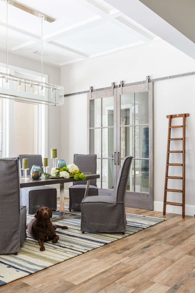 Esempio di una sala da pranzo aperta verso la cucina bohémian di medie dimensioni con pareti grigie, pavimento in gres porcellanato e pavimento marrone