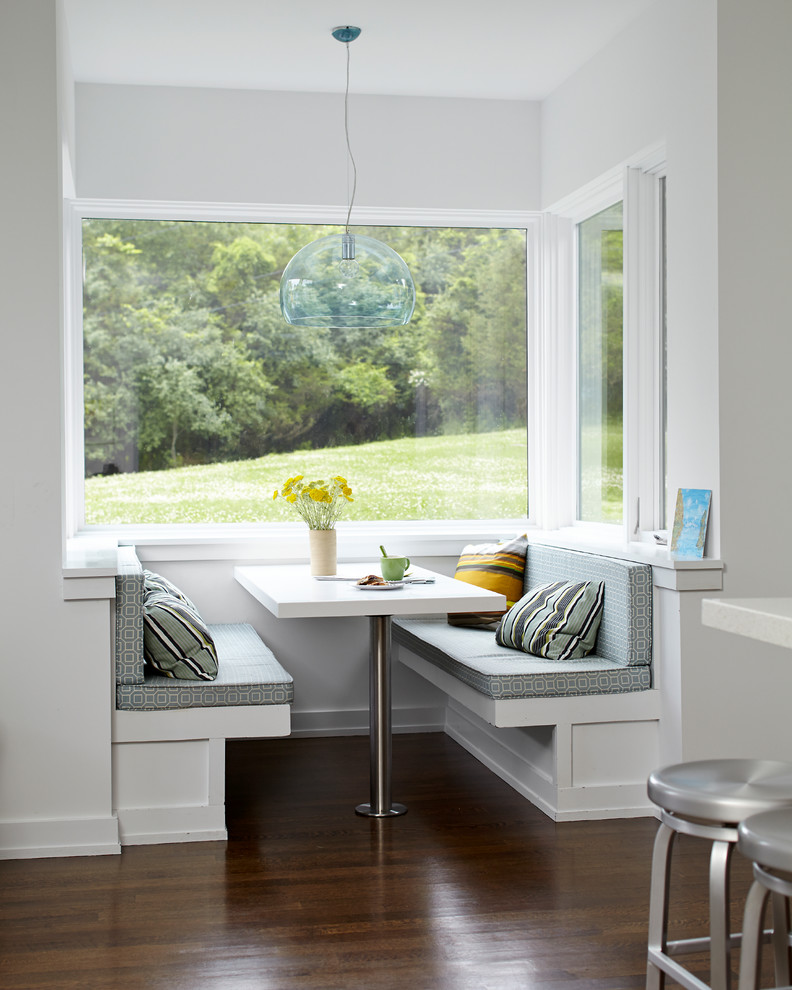 Пример оригинального дизайна: кухня-столовая в современном стиле с белыми стенами, темным паркетным полом и коричневым полом