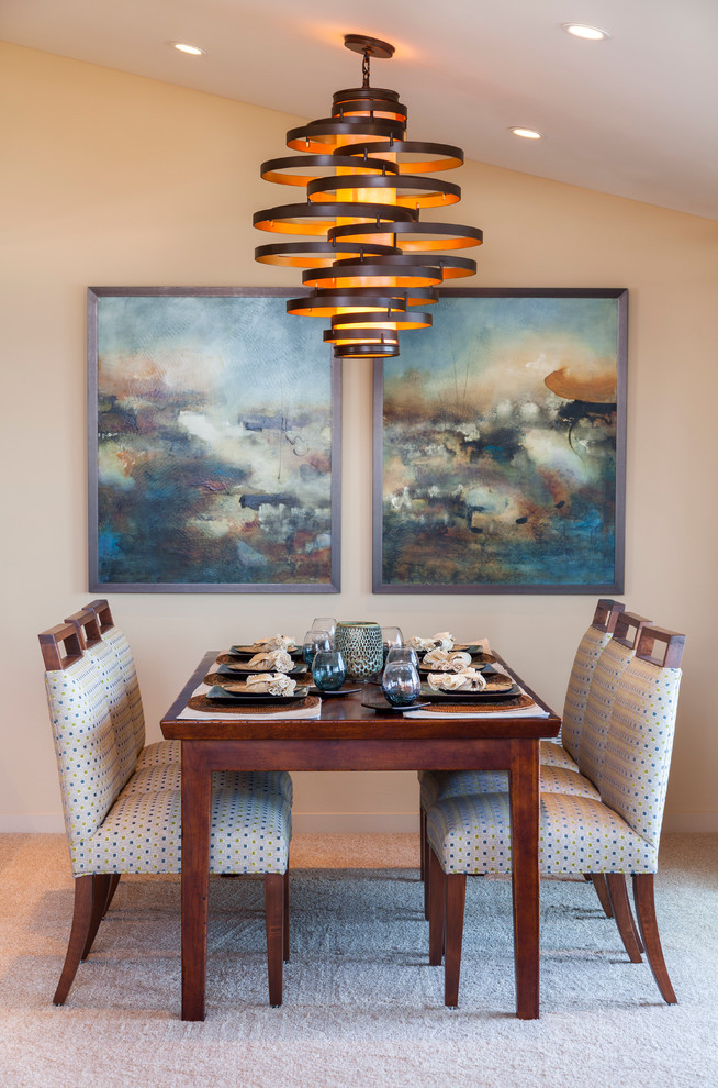 Immagine di una sala da pranzo aperta verso la cucina chic di medie dimensioni con pareti beige e moquette