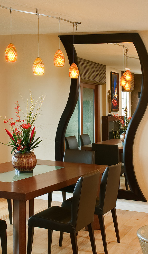 Immagine di una sala da pranzo aperta verso il soggiorno design di medie dimensioni con pareti beige, parquet chiaro, nessun camino e pavimento beige