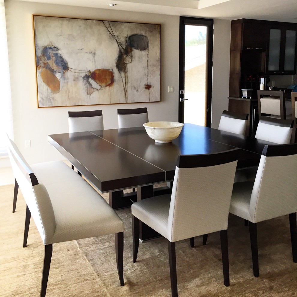 Immagine di una sala da pranzo aperta verso il soggiorno contemporanea di medie dimensioni con pareti beige e moquette