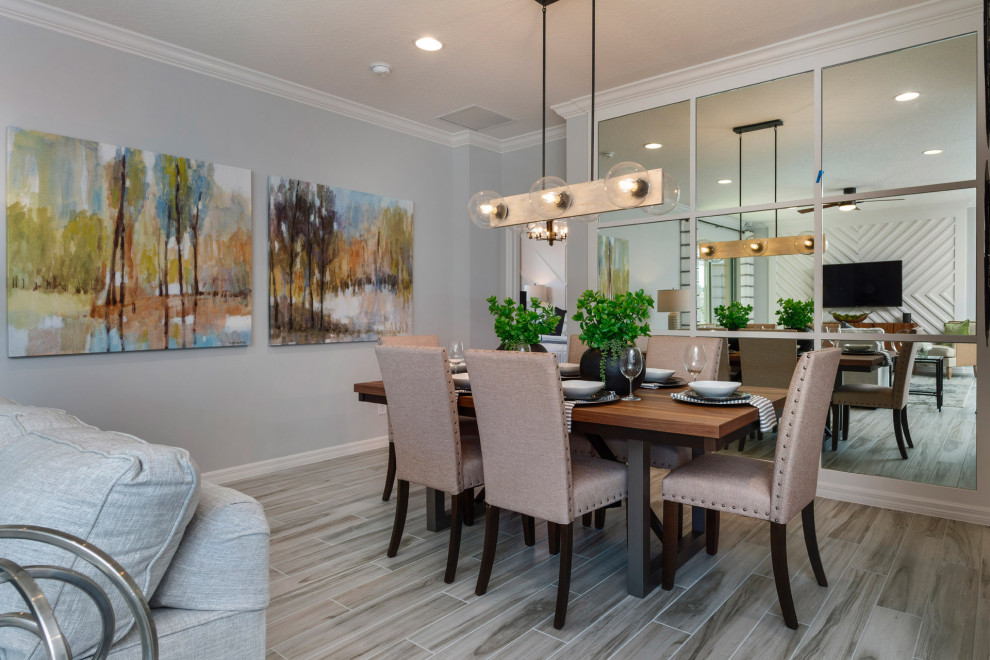 Große Moderne Wohnküche mit grauer Wandfarbe und beigem Boden in Orlando