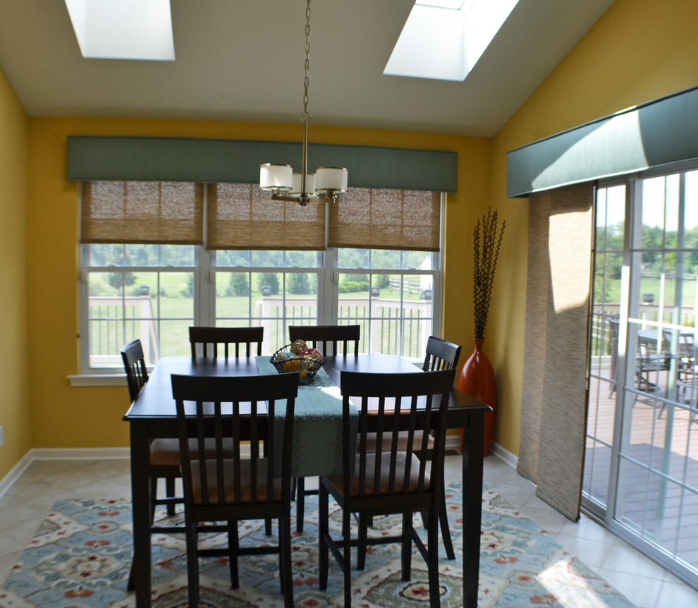 Idées déco pour une salle à manger ouverte sur la cuisine contemporaine de taille moyenne avec un mur jaune et un sol en linoléum.
