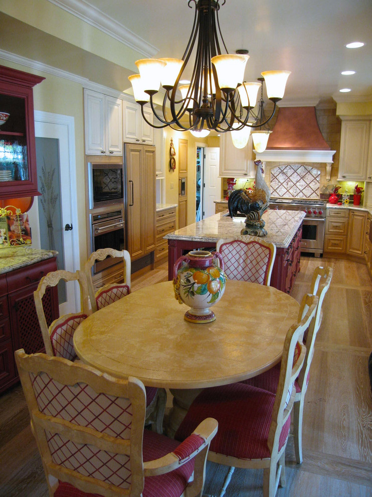 На фото: кухня-столовая среднего размера в классическом стиле с желтыми стенами и светлым паркетным полом