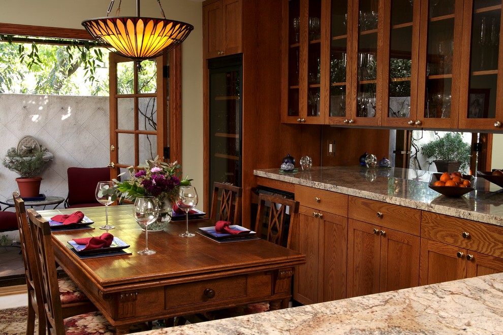 Стильный дизайн: кухня-столовая среднего размера в стиле кантри с бежевыми стенами и полом из керамической плитки - последний тренд