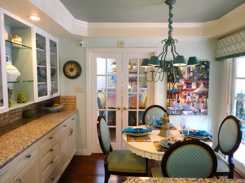 На фото: маленькая кухня-столовая в классическом стиле с синими стенами и темным паркетным полом для на участке и в саду с