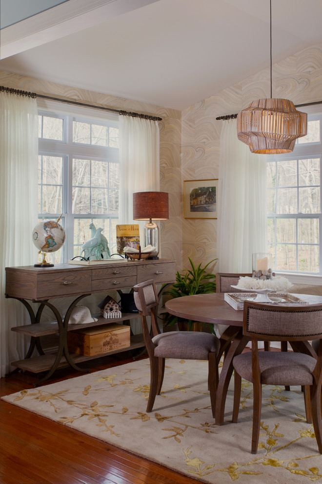 Idee per una sala da pranzo aperta verso la cucina chic di medie dimensioni con pareti beige e pavimento in legno massello medio