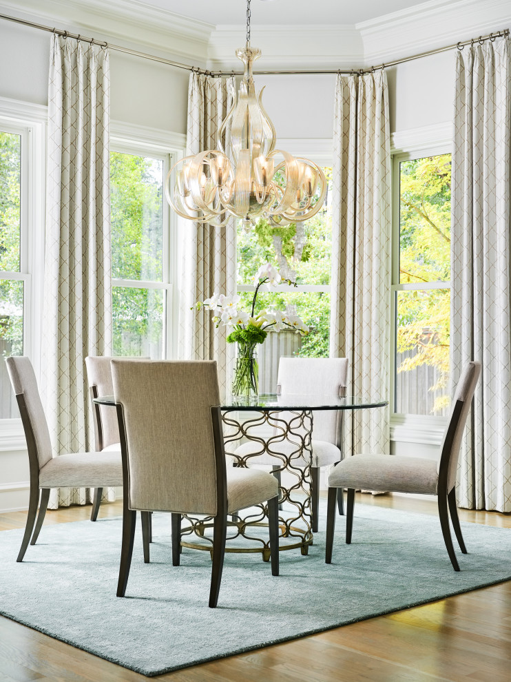 Immagine di una grande sala da pranzo stile marinaro chiusa con pareti bianche, parquet chiaro e pavimento beige