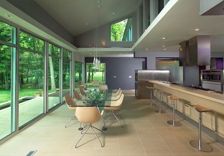 Inspiration pour une grande salle à manger ouverte sur la cuisine design avec un mur violet et un sol en carrelage de céramique.