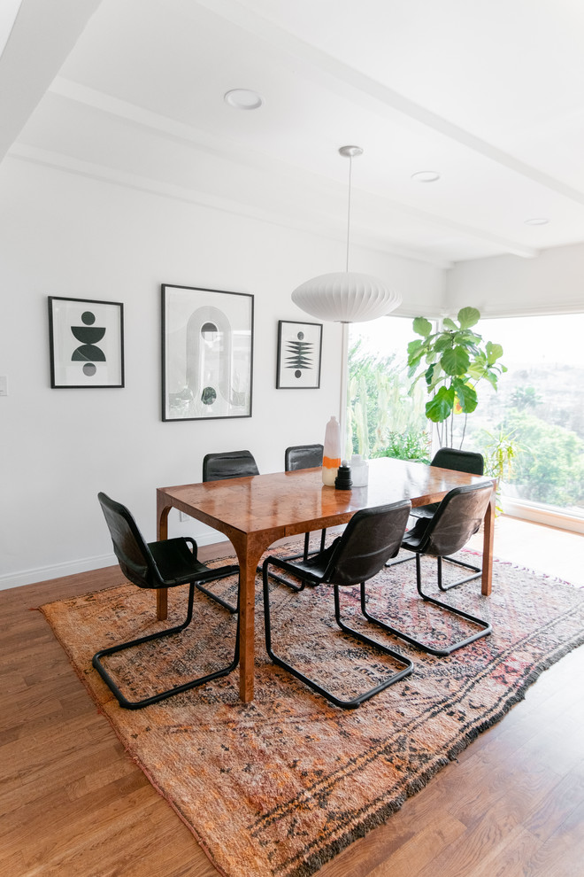 Idee per una sala da pranzo moderna di medie dimensioni con pareti bianche, pavimento in legno massello medio e pavimento marrone