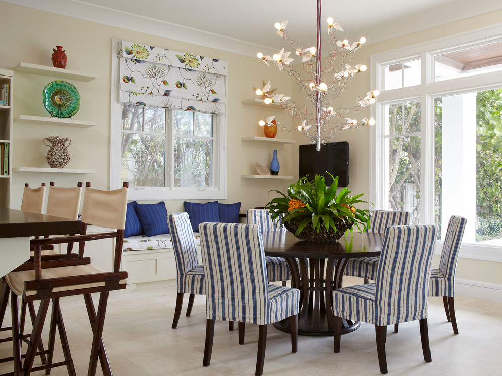 Foto di una sala da pranzo aperta verso la cucina tropicale con pareti beige