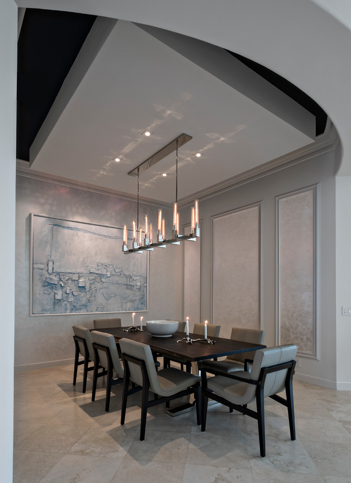 Стильный дизайн: большая гостиная-столовая в современном стиле с серыми стенами и полом из известняка без камина - последний тренд