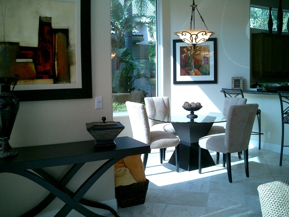Moderne Wohnküche mit beiger Wandfarbe und Kalkstein in Miami
