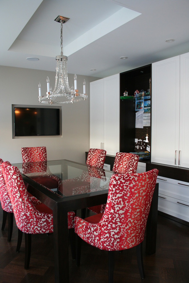Esempio di una sala da pranzo aperta verso la cucina minimalista di medie dimensioni con pareti beige e parquet scuro