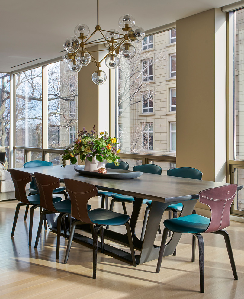 Esempio di una sala da pranzo minimal con pareti beige, parquet chiaro e pavimento beige
