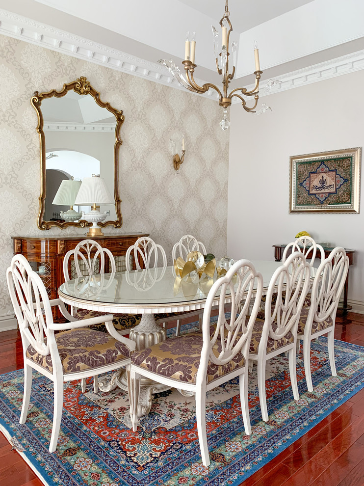 Immagine di una sala da pranzo chic con pareti beige, pavimento in legno massello medio e pavimento rosso