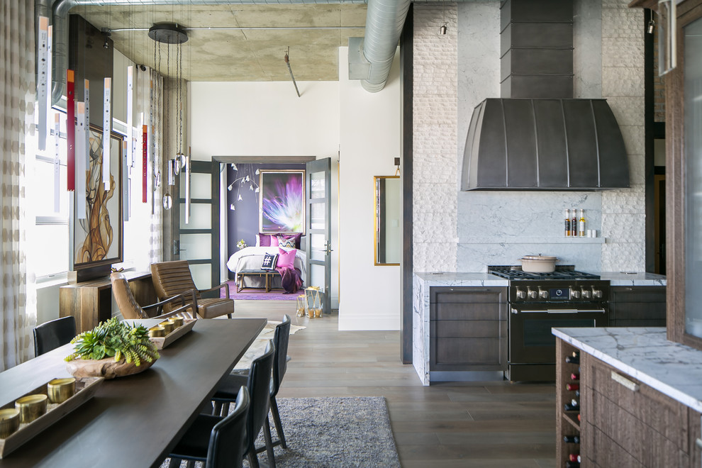 Große Industrial Wohnküche ohne Kamin mit weißer Wandfarbe, braunem Holzboden und grauem Boden in Denver