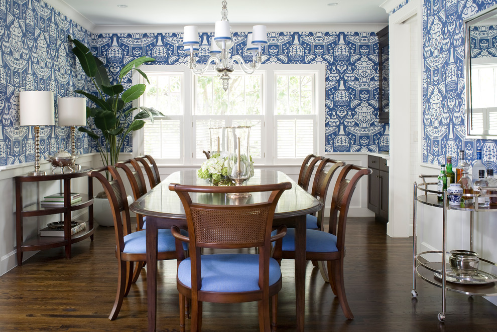 Стильный дизайн: отдельная столовая в классическом стиле с синими стенами и темным паркетным полом - последний тренд