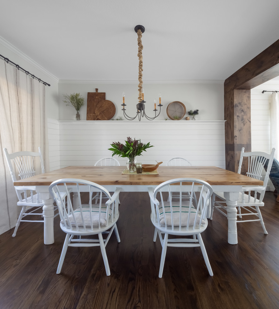 Idées déco pour une salle à manger ouverte sur la cuisine campagne de taille moyenne avec un mur blanc, parquet foncé, un sol marron et du lambris de bois.