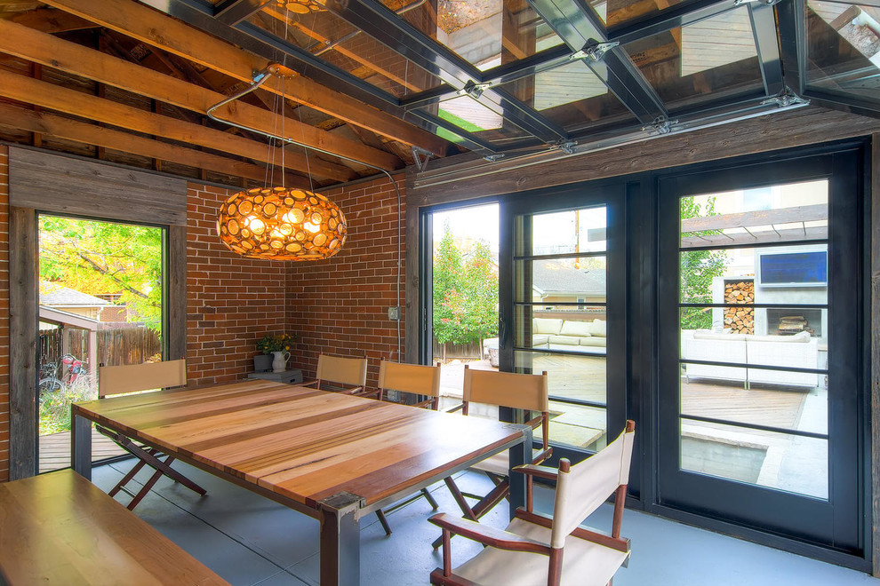 Mittelgroße Industrial Wohnküche ohne Kamin mit Betonboden in Denver