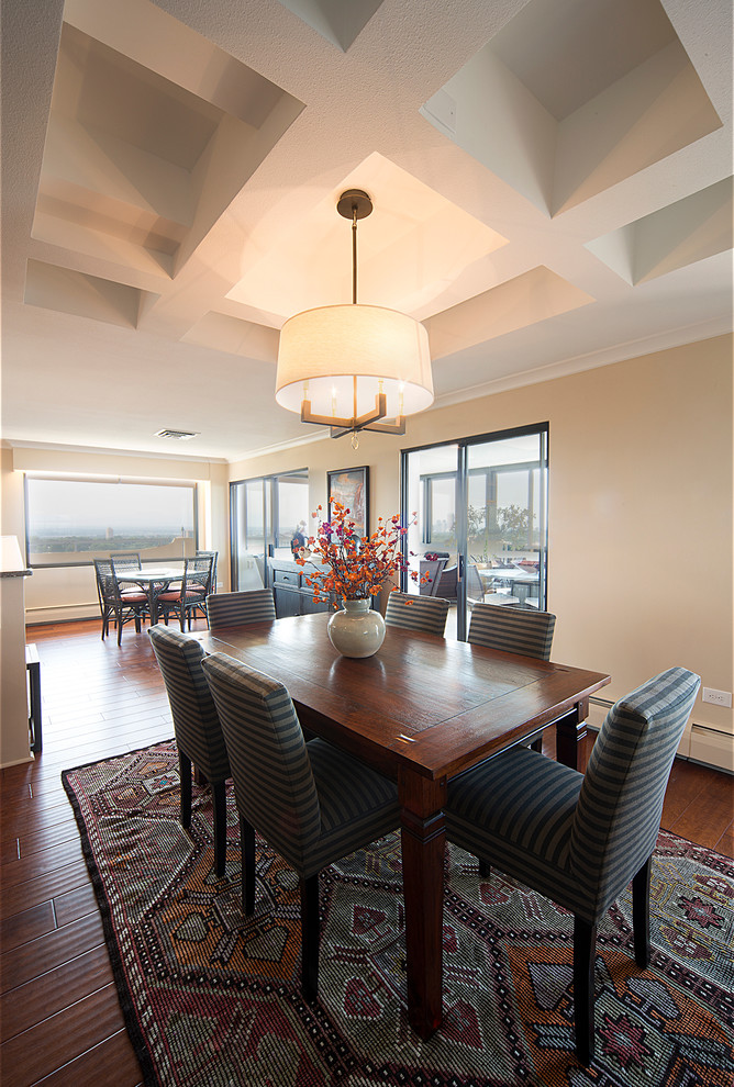 Aménagement d'une salle à manger ouverte sur la cuisine contemporaine avec sol en stratifié et un sol marron.