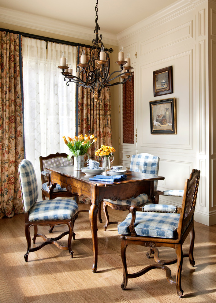 Ispirazione per una sala da pranzo aperta verso il soggiorno tradizionale di medie dimensioni con pareti beige e parquet chiaro