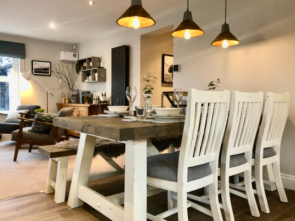 Esempio di una sala da pranzo aperta verso la cucina scandinava di medie dimensioni con pareti grigie, pavimento in vinile e pavimento beige