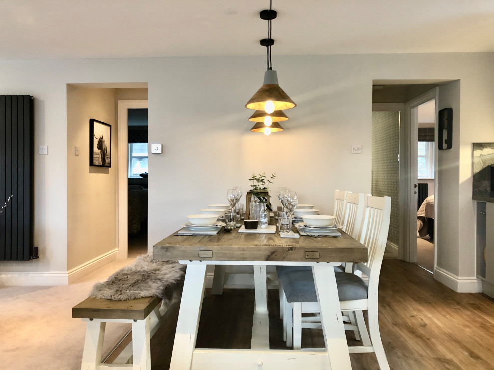 Mittelgroße Skandinavische Wohnküche mit grauer Wandfarbe, Vinylboden und beigem Boden in Sonstige