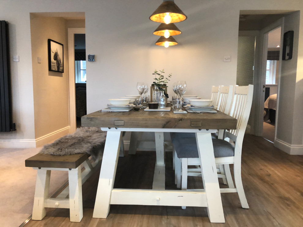 Ispirazione per una sala da pranzo aperta verso la cucina scandinava di medie dimensioni con pareti grigie, pavimento in vinile e pavimento beige