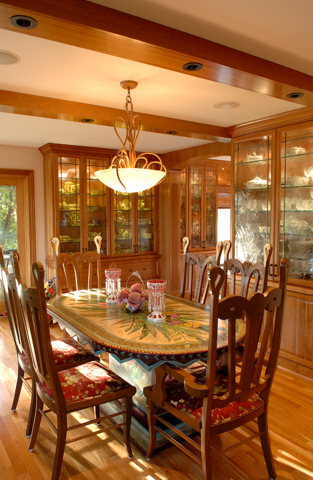 Ispirazione per una sala da pranzo aperta verso la cucina tradizionale con pareti bianche e pavimento in legno massello medio