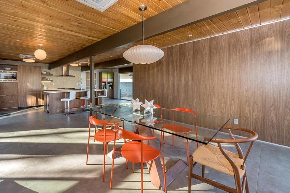 Immagine di una sala da pranzo aperta verso il soggiorno moderna di medie dimensioni con pavimento in gres porcellanato e nessun camino