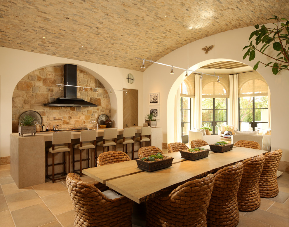 Exemple d'une salle à manger ouverte sur le salon méditerranéenne avec un mur blanc et un sol beige.