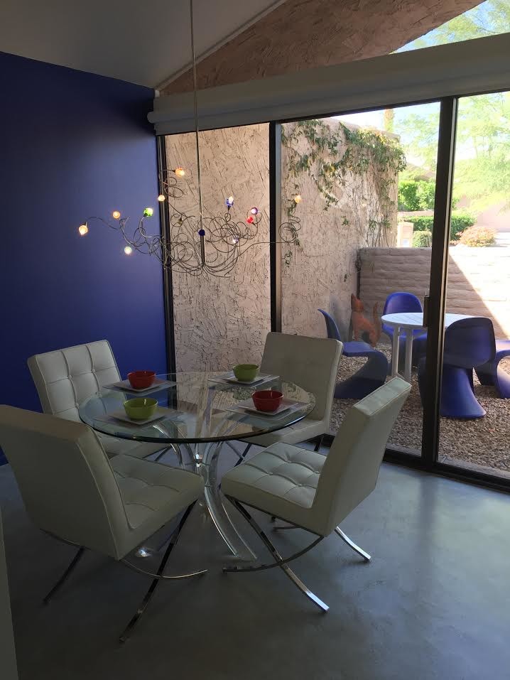 Пример оригинального дизайна: маленькая гостиная-столовая в стиле модернизм с фиолетовыми стенами, бетонным полом и серым полом без камина для на участке и в саду