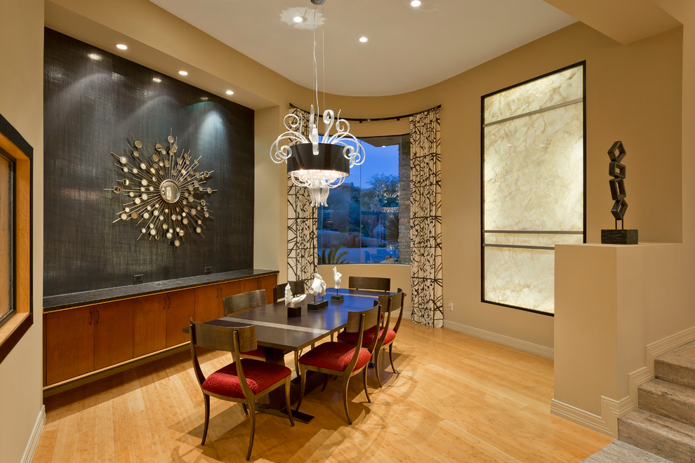 Offenes, Geräumiges Modernes Esszimmer ohne Kamin mit Bambusparkett und beiger Wandfarbe in Phoenix