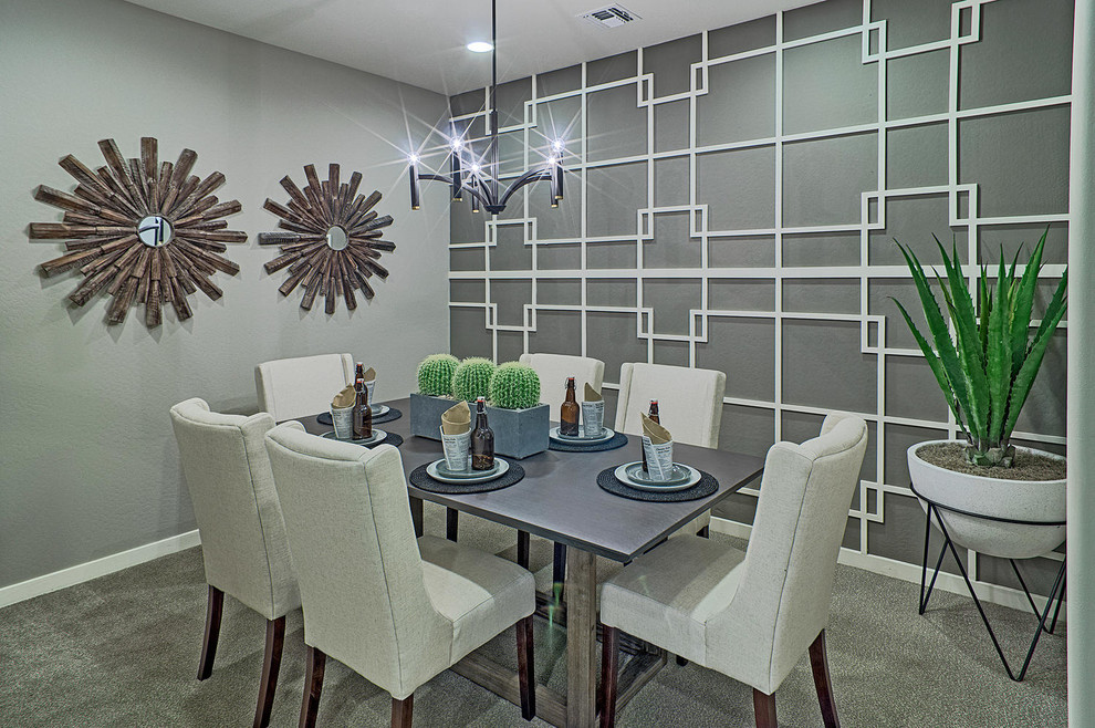 На фото: гостиная-столовая среднего размера в классическом стиле с серыми стенами и ковровым покрытием без камина