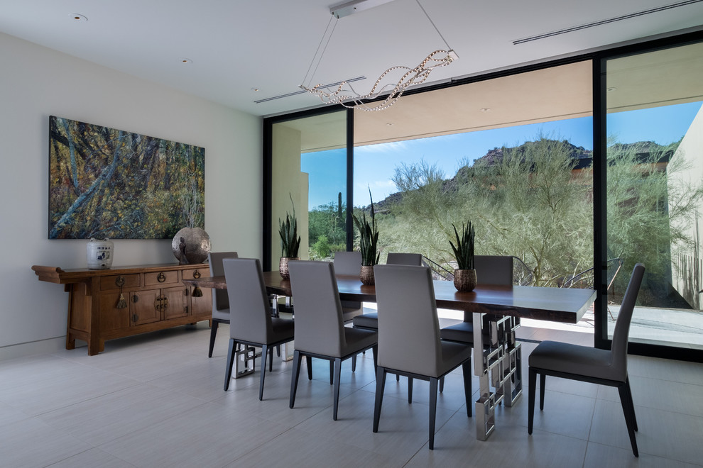 Immagine di una sala da pranzo stile americano con pareti beige e pavimento grigio