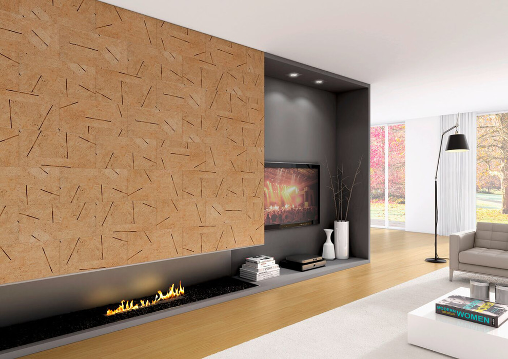 Cette image montre une grande salle à manger minimaliste avec un mur marron et un sol en liège.