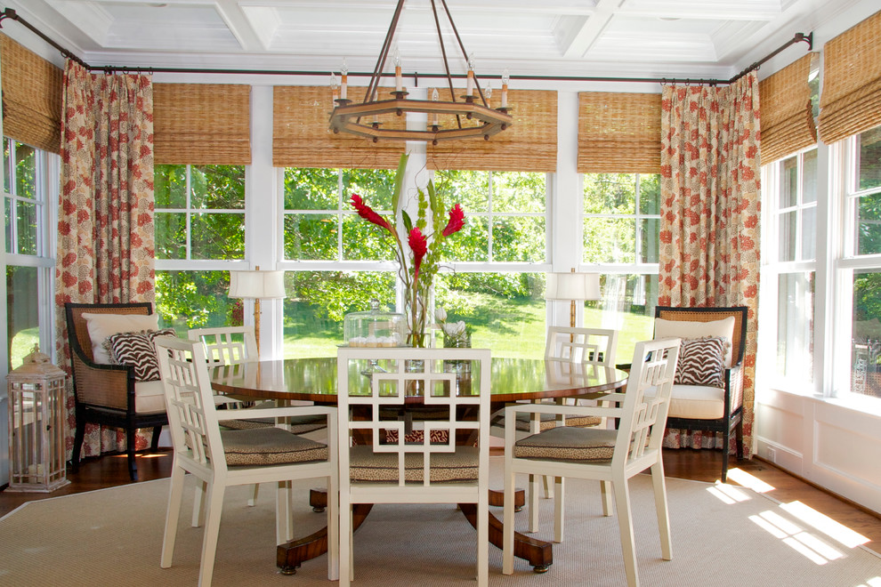 Foto di una sala da pranzo tradizionale con pareti bianche e pavimento in legno massello medio