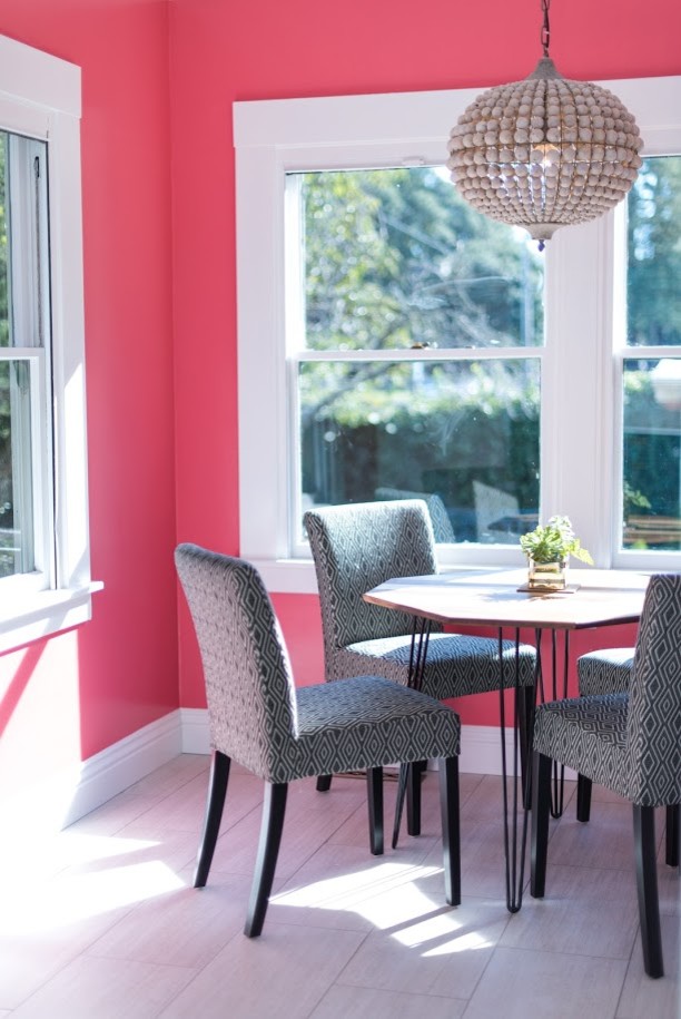 Exemple d'une salle à manger éclectique avec un mur rose et un sol en carrelage de porcelaine.